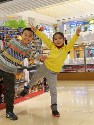 Geschwister Kangkang (10) Tianxin und Tianxin (7) im Einkaufszentrum: "Ich will Lego!"