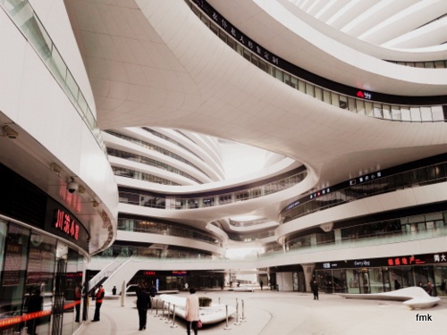 Shopping- und Bürokomplex Galaxy Soho in Peking: In Japan lahm der Verbrauch, in China boomt er.